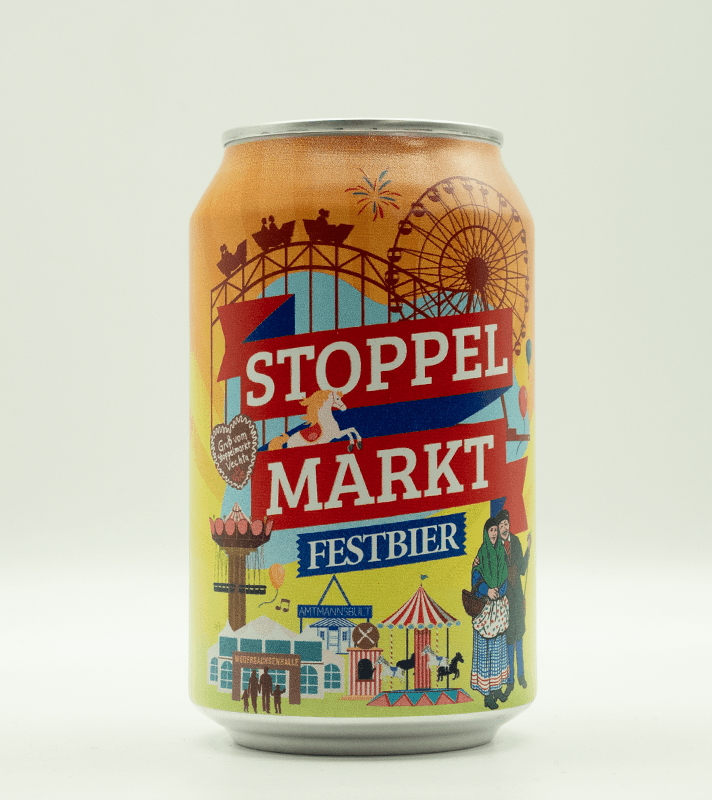 Bierdose und befülltes Bierglas vor Kirmeskulisse.