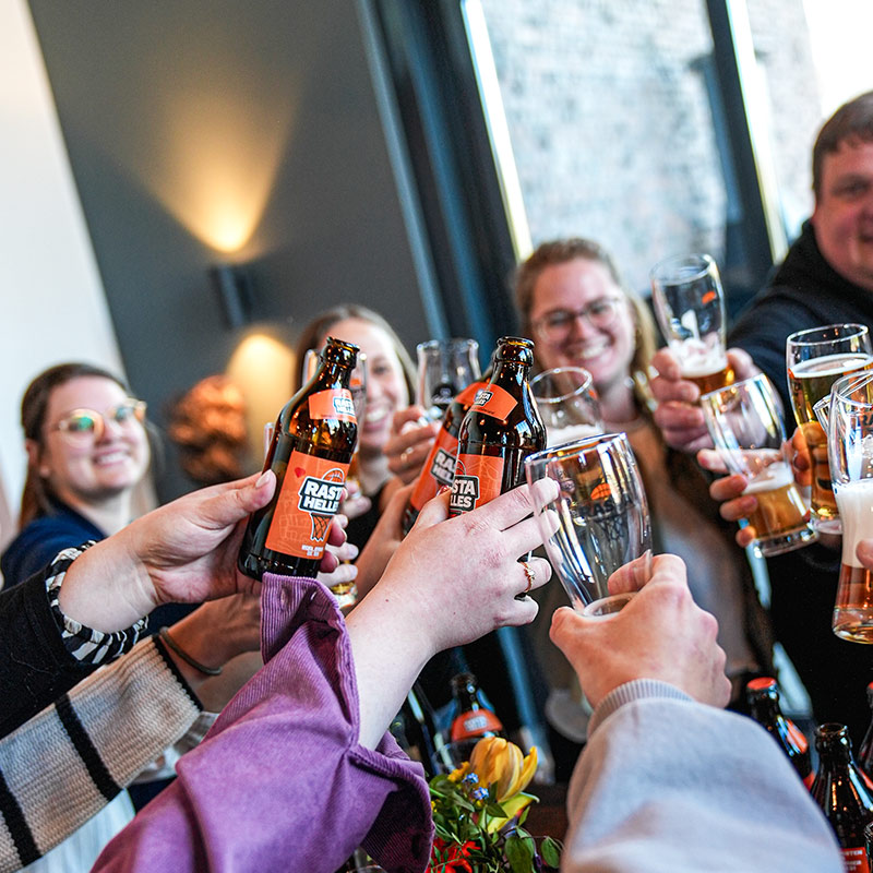 Brauerei Anstoßen mit Rasta Bier